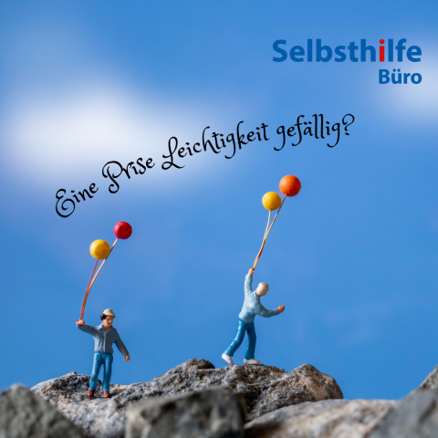 Kleine Figuren mit Ballons auf Steinen